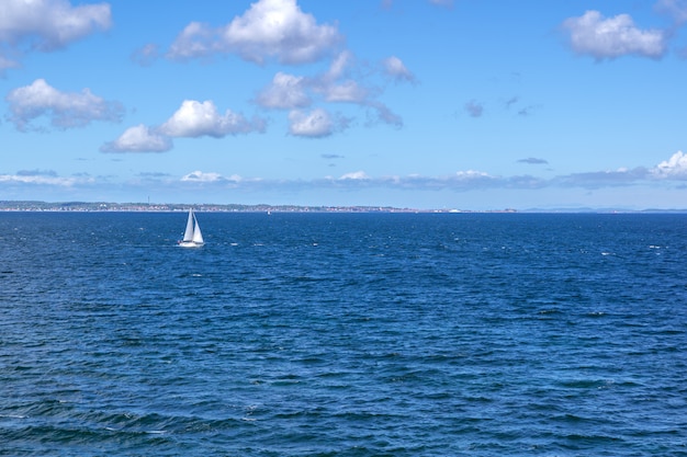 Segelboot segelt in der Nähe von Schweden an der Ostsee