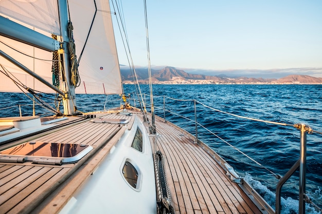 Segelboot und Küste am Horizont