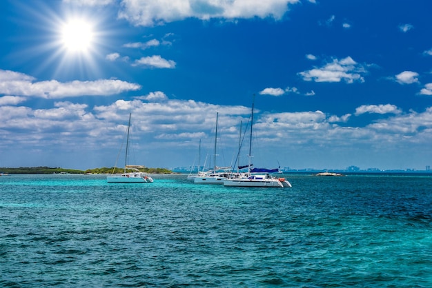 Segelboot und türkisfarbenes klares Wasser blaues Wasser Karibischer Ozean Isla Mujeres Cancun Yucatan Mexiko