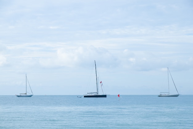 Segelboot vor Anker im Meer