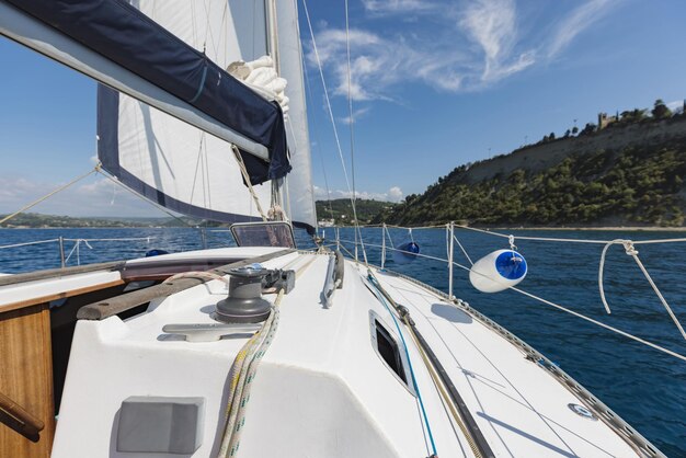 Segelboot-Yacht segelt im Meer bei blauem Sommerhimmel