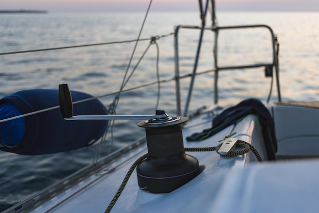 Segelboot-Yacht segelt im Meer bei farbenprächtigem Sonnenuntergang