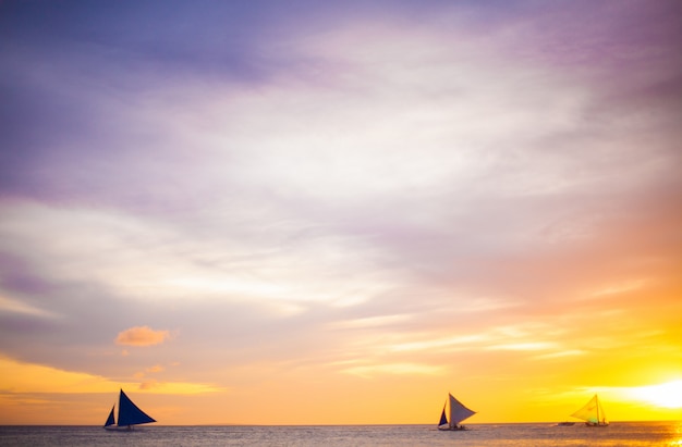 Segelboot zum Sonnenuntergang in Boracay-Insel auf Philippinen