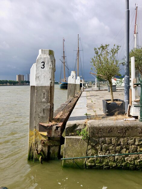 Foto segelboote am fluss gegen einen bewölkten himmel