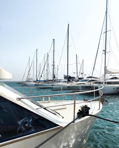 Segelboote am Hafen vor klarem Himmel