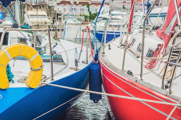 Segelboote am Pier im Yachtclub