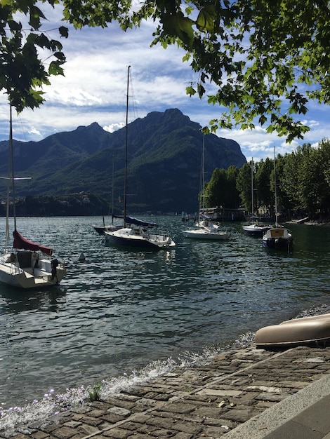 Foto segelboote am see gegen den himmel festgemacht