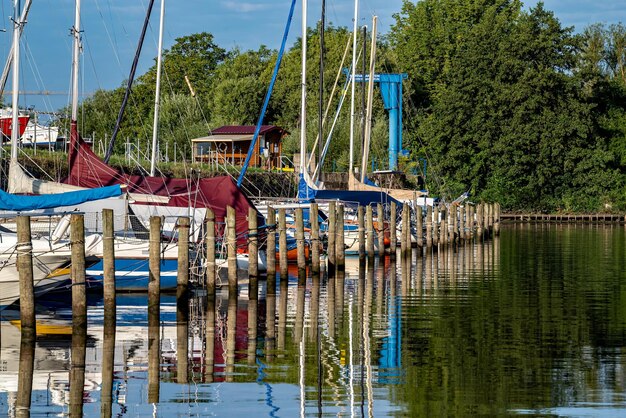 Foto segelboote am see gegen den himmel festgemacht