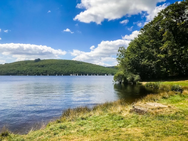 Segelboote auf dem See von Vassiviere, Limousin, Frankreich