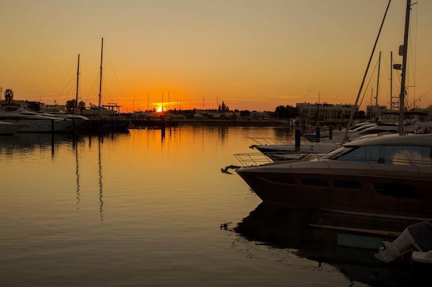 Segelboote auf See bei Sonnenuntergang