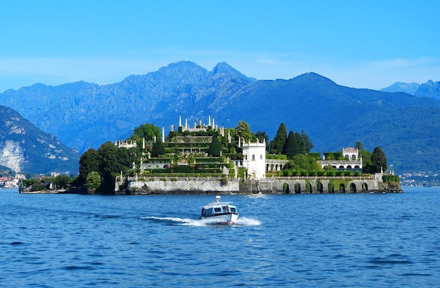 Segelboote auf See von Gebäuden gegen den Himmel