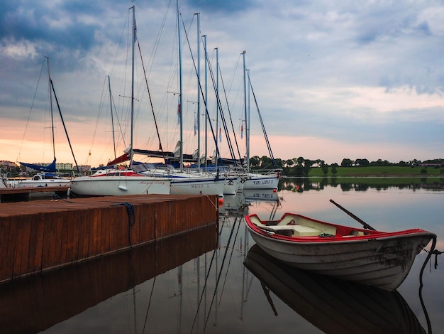 Foto segelboote, die am hafen vor dem himmel verankert sind