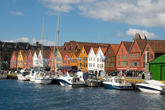 Foto segelboote, die am hafen vor dem himmel verankert sind