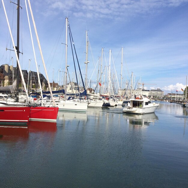 Segelboote, die am Hafen vor dem Himmel verankert sind