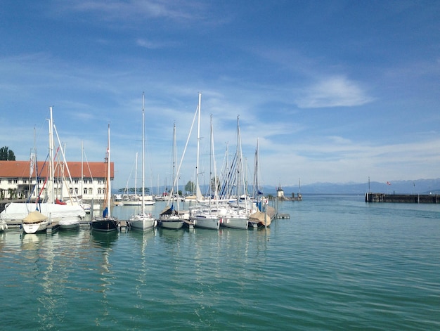 Segelboote, die am See verankert sind