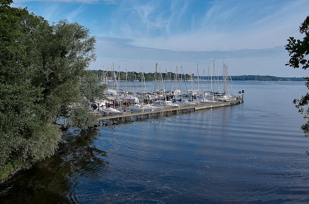 Foto segelboote, die auf dem meer gegen den himmel festgemacht sind