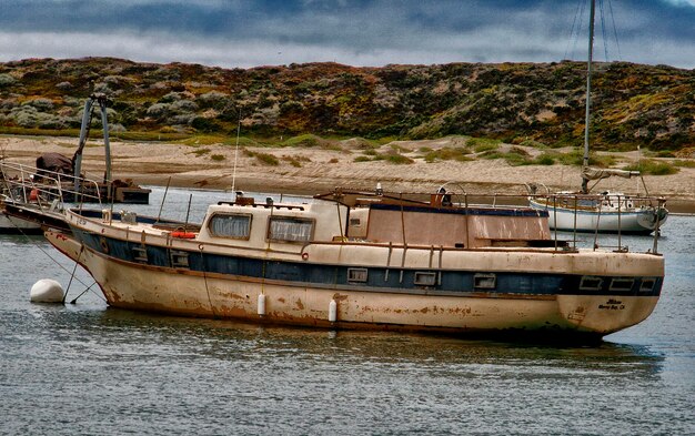 Segelboote, die auf dem Meer gegen den Himmel verankert sind