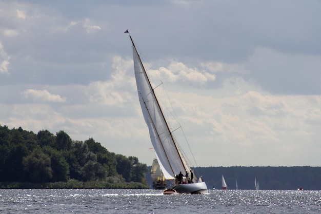 Segelboote, die auf einem See in Deutschland segeln