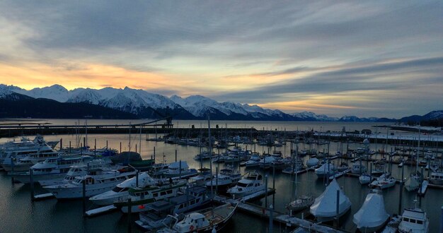 Foto segelboote, die bei sonnenuntergang am hafen vor dem himmel verankert sind