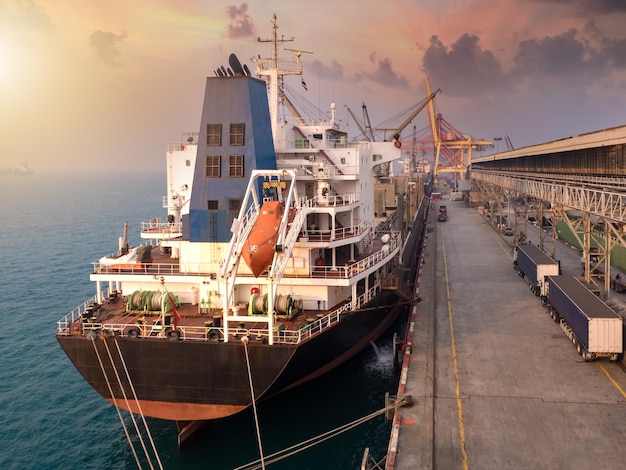 Segelboote, die bei Sonnenuntergang am Hafen vor dem Himmel verankert sind