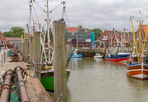 Foto segelboote, die im fluss vor dem himmel verankert sind