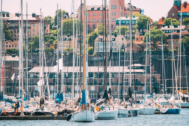 Segelboote, die im Hafen der Stadt festgemacht sind