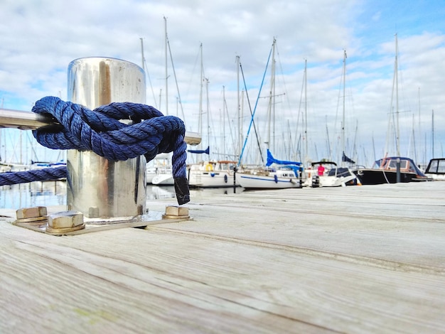 Segelboote, die im Hafen verankert sind