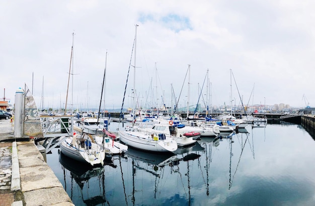 Foto segelboote, die im hafen verankert sind