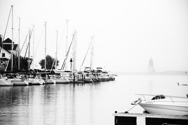 Foto segelboote, die im hafen vor klarem himmel verankert sind