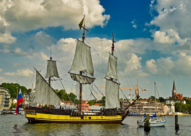 Segelboote, die im Meer gegen den Himmel verankert sind