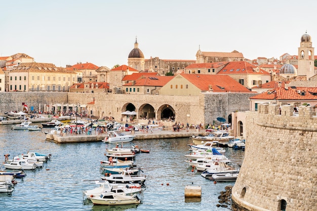 Segelboote im alten Hafen in der Adria in Dubrovnik, Kroatien. Menschen im Hintergrund