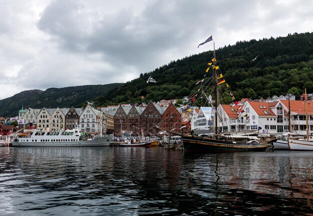 Foto segelboote im fluss an gebäuden in der stadt gegen den himmel