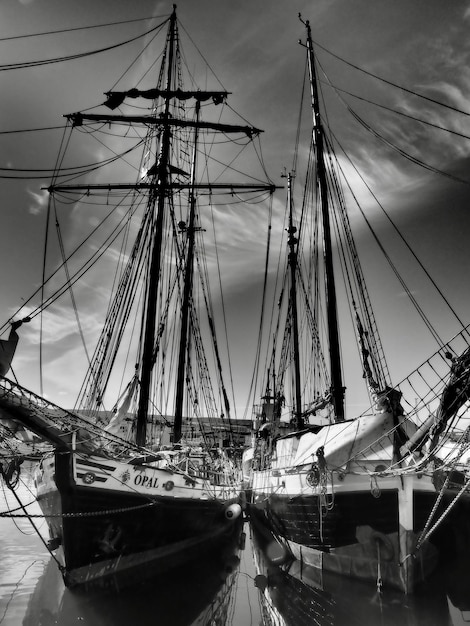 Segelboote im Hafen gegen den Himmel