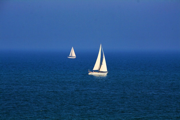 Segelboote im Meer gegen den Himmel