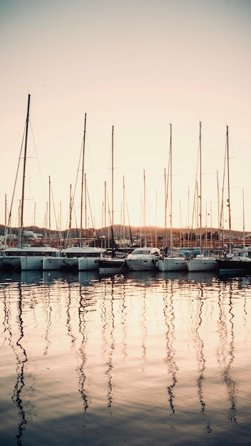 Foto segelboote im yachthafen bei sonnenuntergang