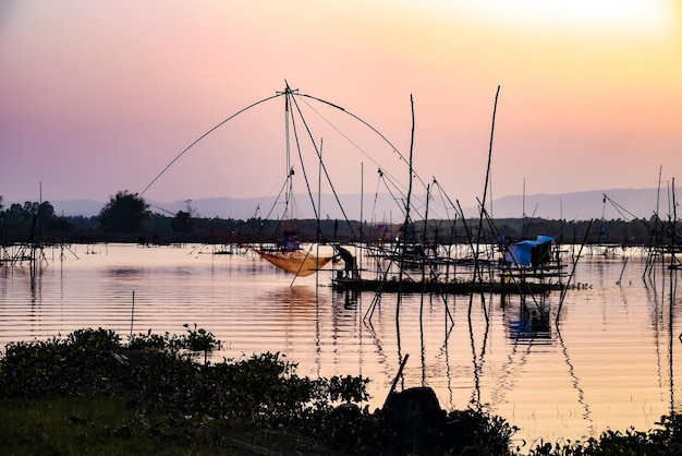 Foto segelboote im yachthafen bei sonnenuntergang