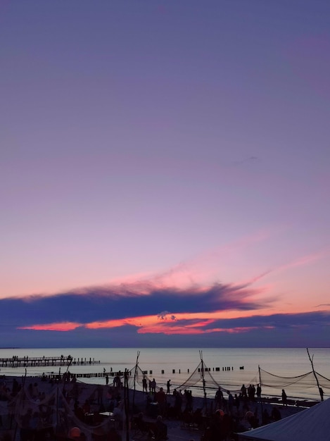 Segelboote im Yachthafen bei Sonnenuntergang