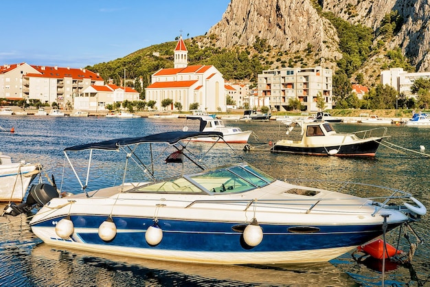 Segelboote in der Adria in Omis, Dalmatien, Kroatien