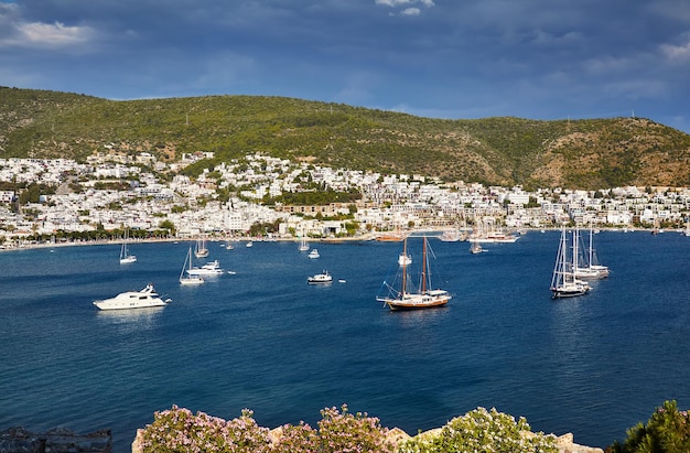 Segelboote in der Bucht von Bodrum bei Sonnenuntergang