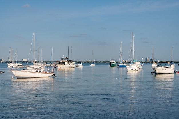 Segelboote in miami beach bay sommerferien