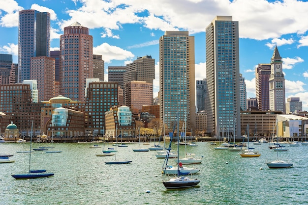 Segelboote schweben vor der Skyline des Financial District in Boston, USA. Die Stadt liegt in der Nähe vieler verschiedener Wassereinrichtungen. Es ist eine der ältesten Städte in den Vereinigten Staaten.