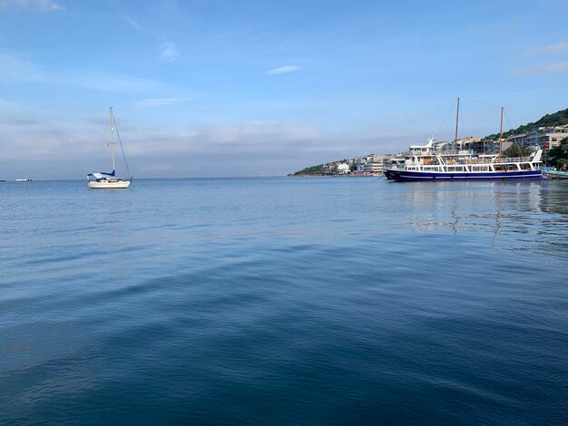 Foto segelboote segeln im meer gegen den himmel in cesme