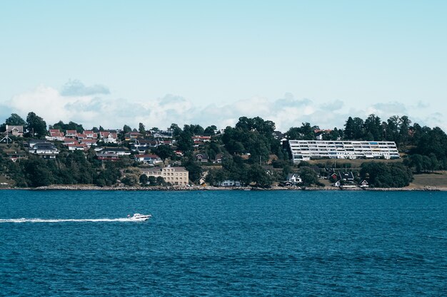 Segelboote und Küstenlinien, malerische Norwegen-Landschaft