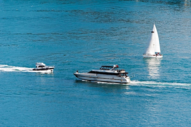 Segelboote und Yachten im Bosporus-Pokal in Istanbul, Türkei