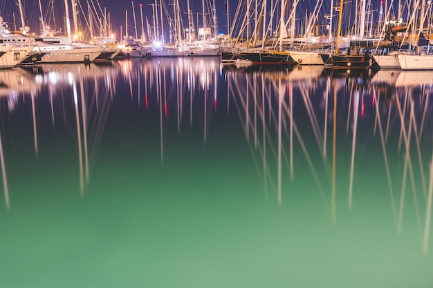 Segelboote und Yachten im Hafen nachts