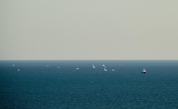 Segelboote und Yachten im offenen Meer während der Ruhe