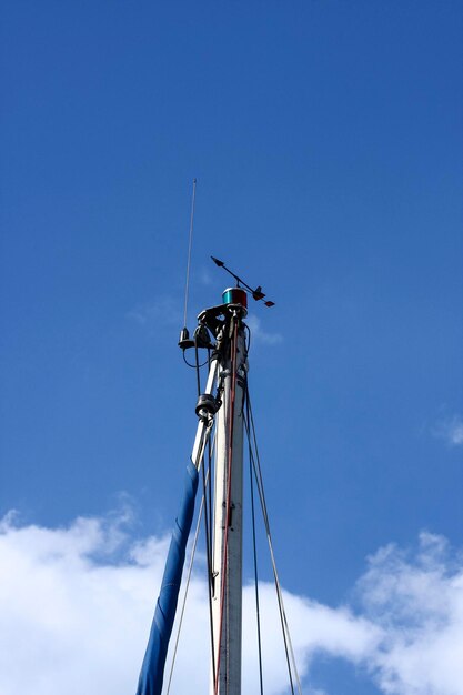 Foto segelbootsgeräte einschließlich funkantenne und navigationslichter gegen einen blauen himmel