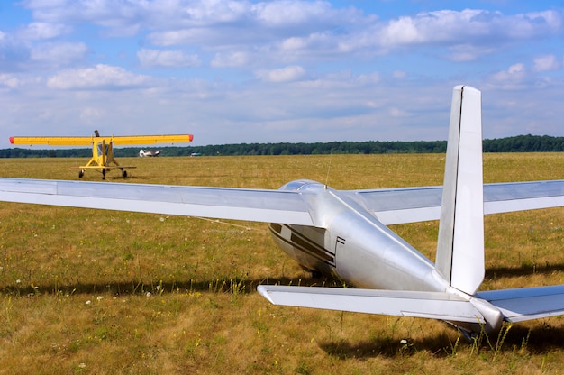 Segelflugzeug und ein Schleppflugzeug, die auf einem Flugplatz beginnen