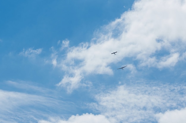 Segelflugzeuge, die in den Himmel fliegen