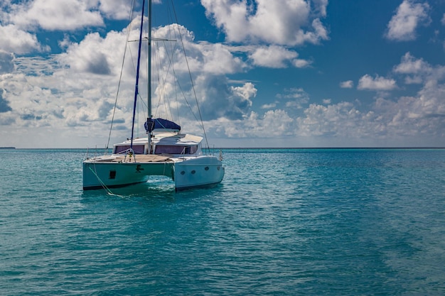 Segelkatamaran im tropischen Meer. Luxusyacht verankert auf türkisfarbenem Wasser Malediven Ozeanlagune
